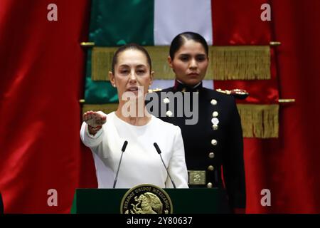 Non esclusiva: L'entrante presidente messicano Claudia Sheinbaum Pardo si è insediata come nuova presidente donna del Messico durante il calcio d'inaugurazione Foto Stock