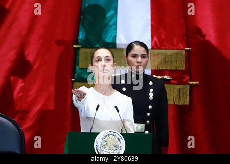 Non esclusiva: L'entrante presidente messicano Claudia Sheinbaum Pardo si è insediata come nuova presidente donna del Messico durante il calcio d'inaugurazione Foto Stock