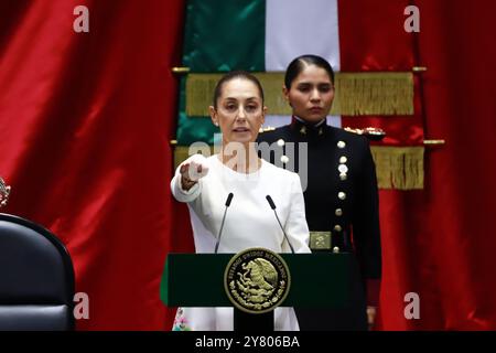 Non esclusiva: L'entrante presidente messicano Claudia Sheinbaum Pardo si è insediata come nuova presidente donna del Messico durante il calcio d'inaugurazione Foto Stock