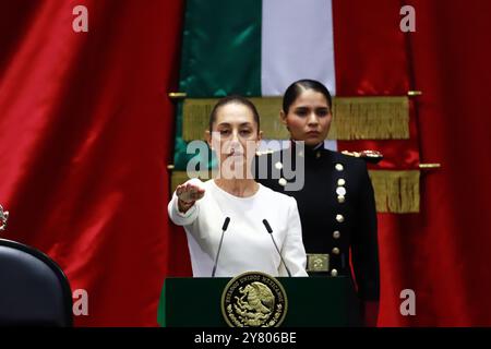 Non esclusiva: L'entrante presidente messicano Claudia Sheinbaum Pardo si è insediata come nuova presidente donna del Messico durante il calcio d'inaugurazione Foto Stock