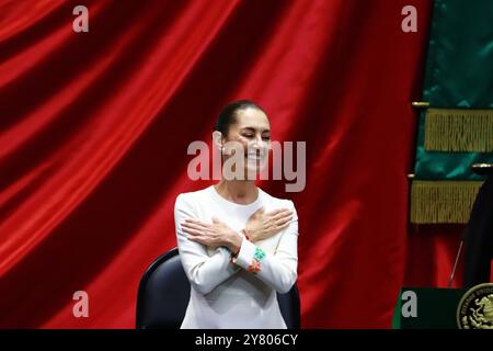 Non esclusiva: L'entrante presidente messicano Claudia Sheinbaum Pardo festeggia durante la cerimonia di inaugurazione al Congresso dell'Unione. Su o Foto Stock