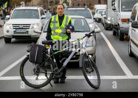 Non esclusiva: KIEV, UCRAINA - 01 SETTEMBRE 2024 - Una poliziotta con una bicicletta partecipa a un minuto di silenzio nazionale in memoria dei morti venduti Foto Stock