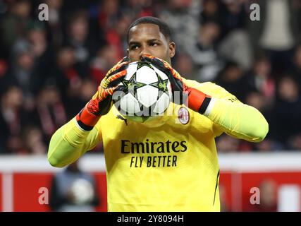 Leverkusen, Germania. 1 ottobre 2024. Mike Maignan (Milano), Champions League, Matchday 2, Bayer 04 Leverkusen vs AC Milan, Leverkusen, Germania. , . Crediti: Juergen Schwarz/Alamy Live News Foto Stock