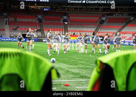 Vancouver, Canada. 1 ottobre 2024. Vancouver, British Columbia, Canada, 1 ottobre 2024: Vancouver Whitecaps FC Girls Elite si riscalda prima della partita a gironi della CONCACAF W Champions Cup tra Vancouver Whitecaps FC Girls Elite e San Diego Wave al BC Place Stadium di Vancouver, British Columbia, Canada (SOLO USO EDITORIALE). (Amy Elle/SPP) credito: SPP Sport Press Photo. /Alamy Live News Foto Stock