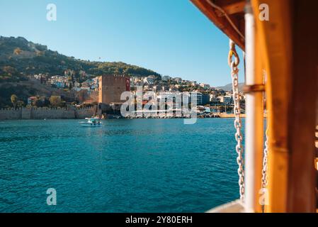 Splendida vista panoramica di una vivace città costiera con una torre e acque cristalline Foto Stock