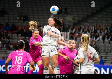 Vancouver, Canada. 1 ottobre 2024. Vancouver, British Columbia, Canada, 1 ottobre 2024: Jessica De Filippo (22 Vancouver Whitecaps FC Girls Elite) salta per un colpo di testa durante la partita a gironi della CONCACAF W Champions Cup tra Vancouver Whitecaps FC Girls Elite e San Diego Wave al BC Place Stadium di Vancouver, British Columbia, Canada (SOLO USO EDITORIALE). (Amy Elle/SPP) credito: SPP Sport Press Photo. /Alamy Live News Foto Stock