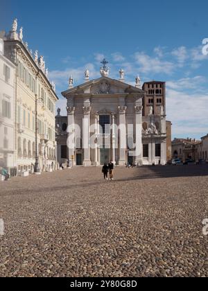 Mantova, Italia 30 settembre 2024 i turisti camminano in piazza sordello con il duomo e il palazzo del podesta sullo sfondo a mantova, italia Foto Stock