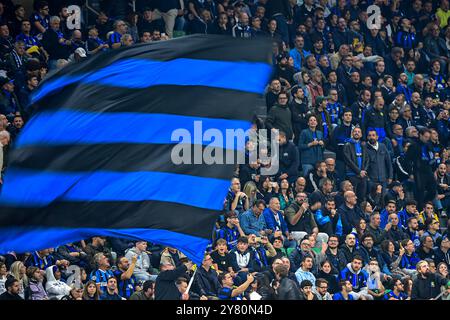 I tifosi di Inter Milan sventolano bandiere durante la partita di calcio della UEFA Champions League Inter Milan vs Crvena Zvezda Beograd ( Stella Rossa ) allo Stadio San Siro di Milano, Italia il 1° ottobre 2024 credito: Piero Cruciatti/Alamy Live News Foto Stock