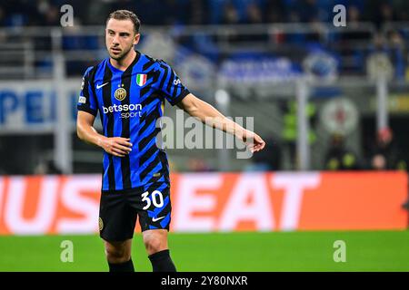 Carlos Augusto, il difensore brasiliano n. 30 dell'Inter Milan, guarda durante la partita di UEFA Champions League Inter Milan vs Crvena Zvezda Beograd (Stella Rossa) allo Stadio San Siro di Milano, Italia, il 1° ottobre 2024 Credit: Piero Cruciatti/Alamy Live News Foto Stock