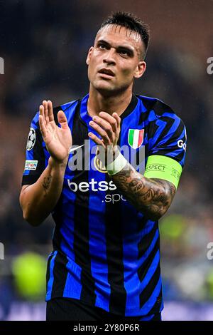 L'attaccante argentino #10 Lautaro Martinez tifa il tifo per i tifosi durante la partita di UEFA Champions League Inter Milan vs Crvena Zvezda Beograd ( Stella Rossa ) allo Stadio San Siro di Milano, Italia il 1° ottobre 2024 crediti: Piero Cruciatti/Alamy Live News Foto Stock