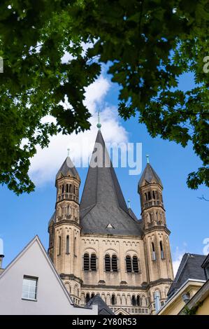 Torre della grande Chiesa di San Martino (Gross Sankt Martin) a Colonia, Germania Foto Stock