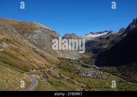 Bonneval-sur-Arc, Maurienne Valley, Vanoise National Park (Francia centro-orientale): Vista del villaggio in autunno, il villaggio ha ottenuto l'etichetta "Plus bea" Foto Stock