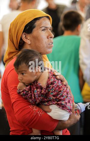 Gaziantep, Turkiye. 26 luglio 2023. La principessa Lamia bint Majid al Sa'ud visita un centro per attività educative e ricreative nel villaggio turco di Nurdagi vicino a Gaziantep, per gli individui e le famiglie colpite dai terremoti di febbraio nel sud della Turchia. La visita al centro faceva parte di un tour della principessa in varie aree colpite dal massiccio terremoto che ha colpito Turchia e Siria nel febbraio 2023 Foto Stock