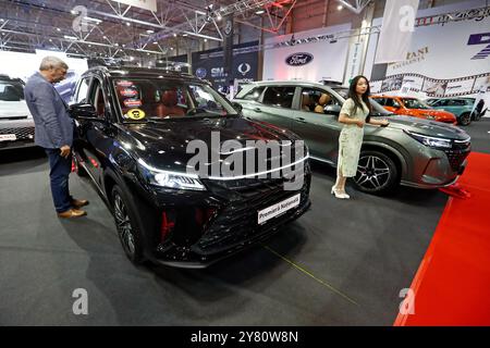 Bucarest, Romania. 1 ottobre 2024. Un visitatore osserva un SUV Fengon 600 dalla casa automobilistica cinese Dongfeng Sokon durante il primo giorno di Bucarest Auto Show & Accessories (SAB) a Bucarest, Romania, 1 ottobre 2024. Decine di veicoli convenzionali, ibridi ed elettrici e oltre 600 marchi del settore delle attrezzature, degli autolavaggi self-service, dei ricambi, degli accessori e dei servizi sono esposti in mostra fino al 6 ottobre. Crediti: Cristian Cristel/Xinhua/Alamy Live News Foto Stock