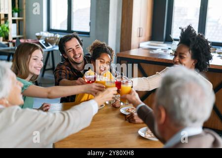 Ristorante multietnico per famiglie e brindisi insieme Foto Stock
