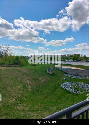 La bellezza della natura si fonde con le storiche case in legno in un parco nel Maryland Foto Stock