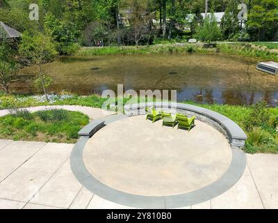 La bellezza della natura si fonde con le storiche case in legno in un parco nel Maryland Foto Stock