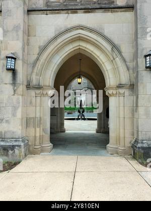 Architettura Marvel e vegetazione lussureggiante che circondano la Cattedrale Nazionale di Washington Foto Stock