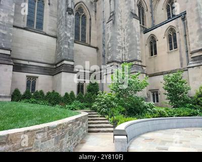 Architettura Marvel e vegetazione lussureggiante che circondano la Cattedrale Nazionale di Washington Foto Stock