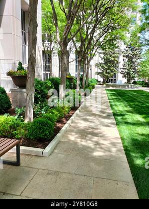 Cattura la bellezza architettonica del centro di Bethesda, Maryland, in una perfetta giornata di sole Foto Stock