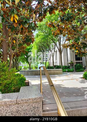 Cattura la bellezza architettonica del centro di Bethesda, Maryland, in una perfetta giornata di sole Foto Stock