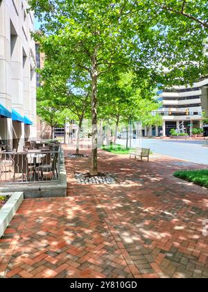 Cattura la bellezza architettonica del centro di Bethesda, Maryland, in una perfetta giornata di sole Foto Stock