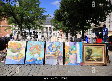 Il più famoso mercato delle pulci Jeu de balle, conosciuto come "il vecchio mercato" ogni mattina nel quartiere Marolles di Bruxelles, Belgio. Foto Stock