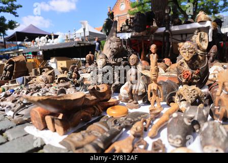 Il più famoso mercato delle pulci Jeu de balle, conosciuto come "il vecchio mercato" ogni mattina nel quartiere Marolles di Bruxelles, Belgio. Foto Stock