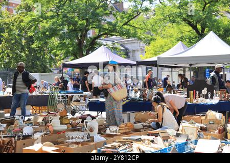 Il più famoso mercato delle pulci Jeu de balle, conosciuto come "il vecchio mercato" ogni mattina nel quartiere Marolles di Bruxelles, Belgio. Foto Stock