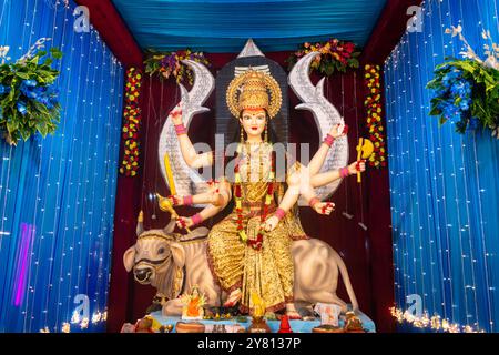 Un bellissimo idolo di Maa Durga adorato in un panda durante Navratri. Navratri è la più grande festa religiosa dell'induismo Foto Stock