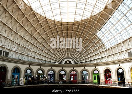 Leeds Regno Unito: 2 giugno 2024: Centro commerciale al coperto Leeds Corn Exchange con negozi alla moda e stravaganti Foto Stock