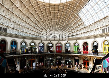 Leeds Regno Unito: 2 giugno 2024: Centro commerciale al coperto Leeds Corn Exchange con negozi alla moda e stravaganti Foto Stock