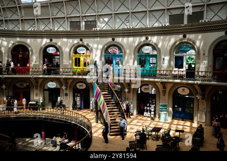 Leeds Regno Unito: 2 giugno 2024: Centro commerciale al coperto Leeds Corn Exchange con negozi alla moda e stravaganti Foto Stock