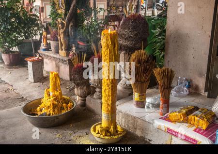 Una candela gigante è accesa al tempio Wat Saravan durante il festival Pchum Ben. Phnom Penh, Cambogia. 2 ottobre 2024. © Kraig Lieb Foto Stock