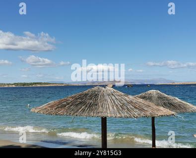 Chania, Grecia. 27 settembre 2024. Ombrelloni sulla spiaggia di Nea Chora. Credito: Alexandra Schuler/dpa/Alamy Live News Foto Stock