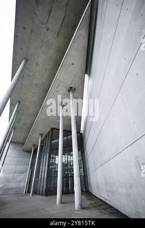 Monaco di Baviera, Germania - 17 aprile 2024: Facciata della Pinakothek der moderne, il museo d'arte moderna della Baviera Foto Stock