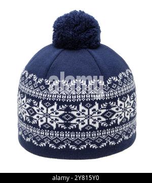 Cappello invernale a maglia blu decorato con ornamenti geometrici scandinavi bianchi isolati su sfondo bianco. Cappellino in lana fatto a mano con pompon Foto Stock