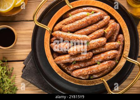 Cucina araba; salsicce libanesi o "Makanek". E' una miscela di manzo e agnello cotti nel burro, melassa di melograno e limone. Foto Stock