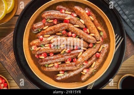 Cucina araba; salsicce libanesi o "Makanek". E' una miscela di manzo e agnello cotti nel burro, melassa di melograno e limone. Foto Stock