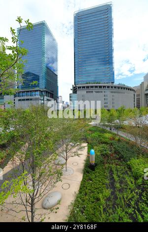 Umeda, Osaka. 24 settembre 2024. Il colorato giardino del Grand Green Osaka si trova a Umeda, Osaka, 24 settembre 2024. L'area iniziale del Grand Green Osaka, la seconda fase di un progetto di riqualificazione nell'area di Umekita per trasformare gli ex cantieri a nord della stazione di Osaka, è stata ufficialmente aperta il 6 settembre 2024. Si tratta di un nuovo complesso commerciale e commerciale, che vanta anche oltre 11,5 acri di spazio verde. Crediti: Naoki Nishimura/AFLO/Alamy Live News Foto Stock