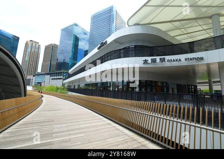 Umeda, Osaka. 24 settembre 2024. La strada per l'ispirazione al Grand Green Osaka si vede a Umeda, Osaka, 24 settembre 2024. L'area iniziale del Grand Green Osaka, la seconda fase di un progetto di riqualificazione nell'area di Umekita per trasformare gli ex cantieri a nord della stazione di Osaka, è stata ufficialmente aperta il 6 settembre 2024. Si tratta di un nuovo complesso commerciale e commerciale, che vanta anche oltre 11,5 acri di spazio verde. Crediti: Naoki Nishimura/AFLO/Alamy Live News Foto Stock