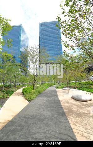 Umeda, Osaka. 24 settembre 2024. Il colorato giardino del Grand Green Osaka si trova a Umeda, Osaka, 24 settembre 2024. L'area iniziale del Grand Green Osaka, la seconda fase di un progetto di riqualificazione nell'area di Umekita per trasformare gli ex cantieri a nord della stazione di Osaka, è stata ufficialmente aperta il 6 settembre 2024. Si tratta di un nuovo complesso commerciale e commerciale, che vanta anche oltre 11,5 acri di spazio verde. Crediti: Naoki Nishimura/AFLO/Alamy Live News Foto Stock