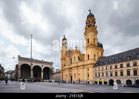 Monaco di Baviera, Germania - aprile 2024: Odeonsplatz dove strutture significative come Feldherrnhalle, Palais Preysing, Chiesa Teatina di San Cajetan Foto Stock
