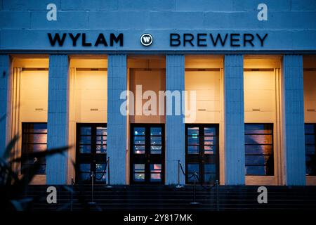 Newcastle Regno Unito: 5 maggio 2024: L'esterno del birrificio Wylam è illuminato di notte Foto Stock