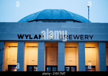 Newcastle Regno Unito: 5 maggio 2024: L'esterno del birrificio Wylam è illuminato di notte Foto Stock