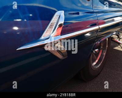 Ottawa, Canada - 15 giugno 2013: Una classica Chevrolet bel Air del 1960 in blu metallizzato, esposta ad un salone di automobili con il cofano aperto, che mostra il suo motore Foto Stock