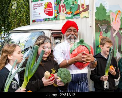 Leith, Edimburgo, Scozia, Regno Unito, 2 ottobre 2024, Edinburgh Community Food New Tuk-Tuk: Edinburgh Community Food (ECF) lancia la sua nuova e stravagante struttura educativa: un Tuk-Tuk elettrico svelato dai bambini alla St Mary's Primary School con la celebrità locale Chef Tony Singh. Il Tuk-Tuk sarà un'iniziativa educativa mobile per insegnare alle comunità la nutrizione rendendo la cucina sana divertente e accessibile. Crediti: Sally Anderson/Alamy Live News Foto Stock