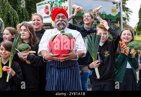 Leith, Edimburgo, Scozia, Regno Unito, 2 ottobre 2024, Edinburgh Community Food New Tuk-Tuk: Edinburgh Community Food (ECF) lancia la sua nuova e stravagante struttura educativa: un Tuk-Tuk elettrico svelato dai bambini alla St Mary's Primary School con la celebrità locale Chef Tony Singh. Il Tuk-Tuk sarà un'iniziativa educativa mobile per insegnare alle comunità la nutrizione rendendo la cucina sana divertente e accessibile. Crediti: Sally Anderson/Alamy Live News Foto Stock