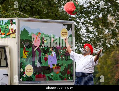 Leith, Edimburgo, Scozia, Regno Unito, 2 ottobre 2024, Edinburgh Community Food nuovo Tuk-Tuk: Edinburgh Community Food (ECF) lancia la sua nuova e originale struttura educativa, un Tuk-Tuk elettrico, svelato dal famoso chef locale Tony Singh. Il Tuk-Tuk sarà un'iniziativa educativa mobile per insegnare alle comunità la nutrizione rendendo la cucina sana divertente e accessibile. Crediti: Sally Anderson/Alamy Live News Foto Stock