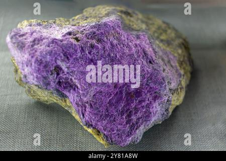 Pietra di Jadeite viola. Minerali naturali. Foto Stock